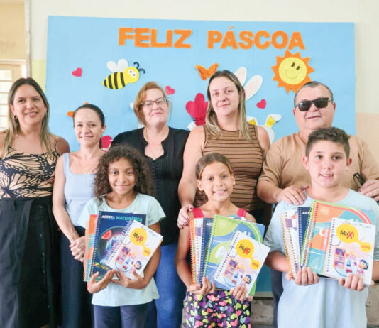 Prefeitura de São Sebastião da Grama distribui apostilas aos alunos