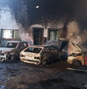 Fogo atinge estabelecimento e danifica veículos em Casa Branca