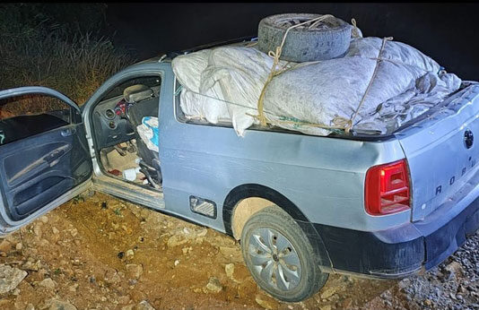 Carro roubado é encontrado com munição e rádios em Divinolândia