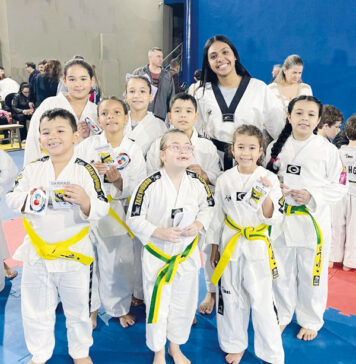Taekwondo reúne 144 alunos em exame de graduação