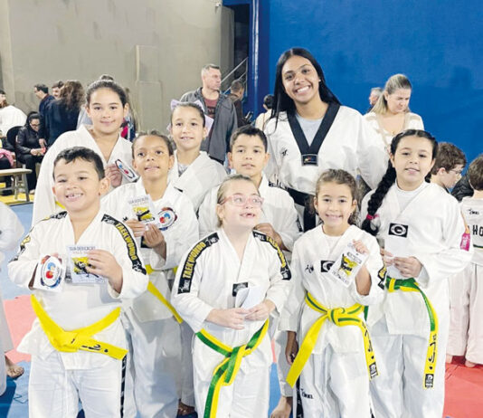 Taekwondo reúne 144 alunos em exame de graduação