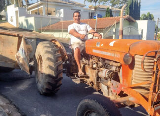 Ganhando o pão dirigindo um trator Massey Ferguson/66