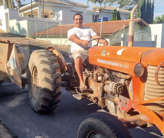 Ganhando o pão dirigindo um trator Massey Ferguson/66