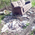 Sofá e privada foram jogados em terreno no Jardim Fortaleza