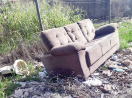 Sofá e privada foram jogados em terreno no Jardim Fortaleza