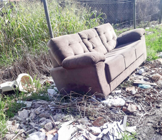 Sofá e privada foram jogados em terreno no Jardim Fortaleza