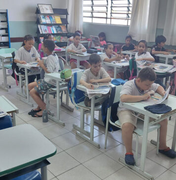 Alunos da escola Antônio Coury conhecem o gênero carta