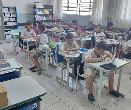 Alunos da escola Antônio Coury conhecem o gênero carta