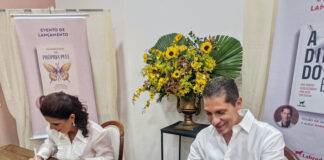Casal lança livros em evento no Clube Vargengrandense