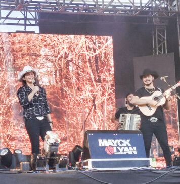 Milhares de pessoas assistiram ao show de Mayck e Lyan