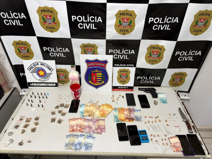 Operação-apreendeu-um-simulacro-de-arma,-munições-e-porções-de-crack,-cocaína-e-maconha