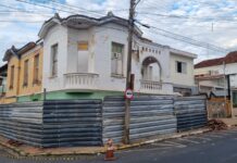 Mais um casarão histórico está sendo demolido em Vargem