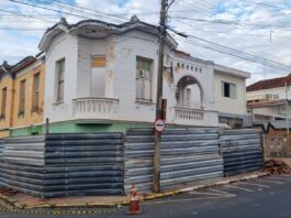 Mais um casarão histórico está sendo demolido em Vargem