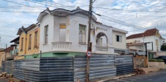 Mais um casarão histórico está sendo demolido em Vargem