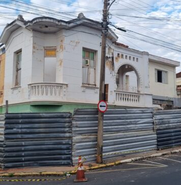 Mais um casarão histórico está sendo demolido em Vargem