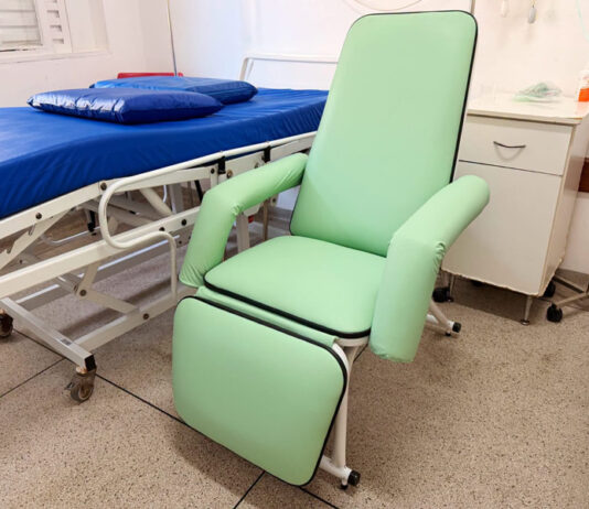 Hospital de Caridade recebe 44 poltronas novas da prefeitura