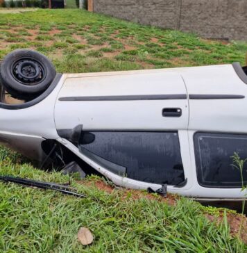 Veículo cai em vala perto do trevo de São Roque
