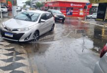 Bueiro volta a alagar na Rua do Comércio