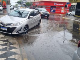 Bueiro volta a alagar na Rua do Comércio