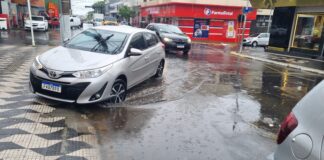 Bueiro volta a alagar na Rua do Comércio