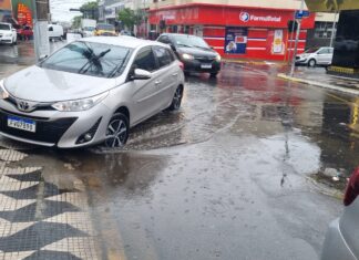 Bueiro volta a alagar na Rua do Comércio