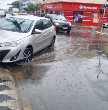 Bueiro volta a alagar na Rua do Comércio