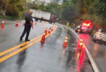 Caminhão derrapa e impede trânsito na estrada de Grama