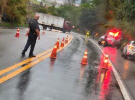 Caminhão derrapa e impede trânsito na estrada de Grama