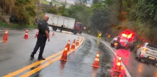 Caminhão derrapa e impede trânsito na estrada de Grama