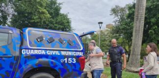 Justiça Eleitoral apreende windbanners afixados em postes