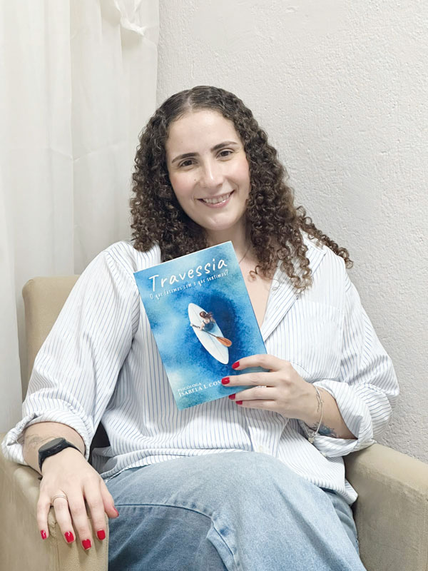 Isabela-Cossulim-com-seu-livro-Travessia