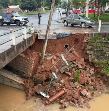 Ponte sobre o Rio Verde próxima à Praça da Bíblia é interditada