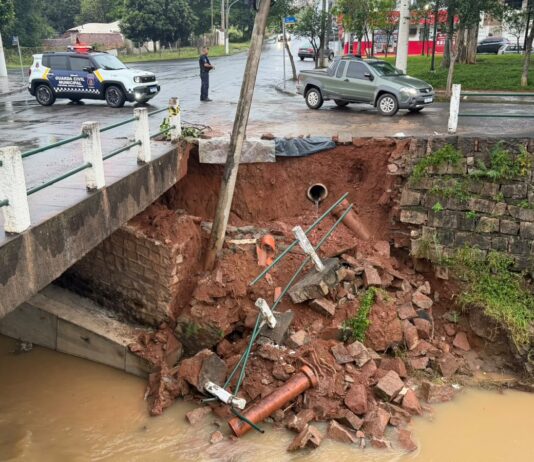 Ponte sobre o Rio Verde próxima à Praça da Bíblia é interditada