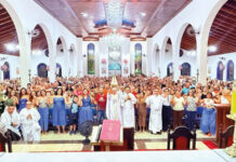 Festa de Nossa Senhora Aparecida reúne fiéis na igreja