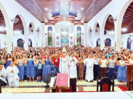 Festa de Nossa Senhora Aparecida reúne fiéis na igreja