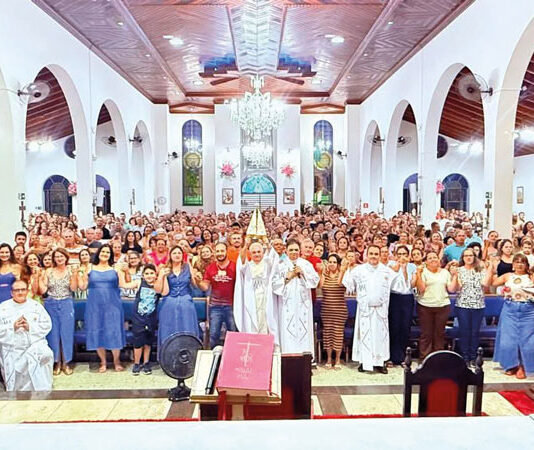 Festa de Nossa Senhora Aparecida reúne fiéis na igreja