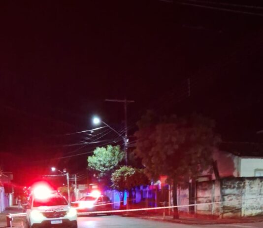 Homem é preso após atacar outro com facão em bar