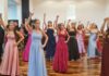 Jovens se realizam no 1º Baile das Debutantes da cidade