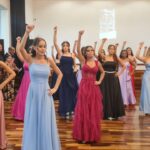 Jovens se realizam no 1º Baile das Debutantes da cidade