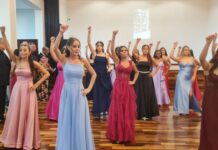 Jovens se realizam no 1º Baile das Debutantes da cidade